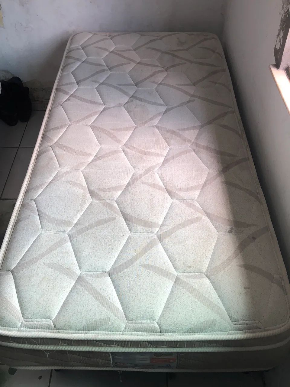 Vendo uma cama box solteiro da onix
