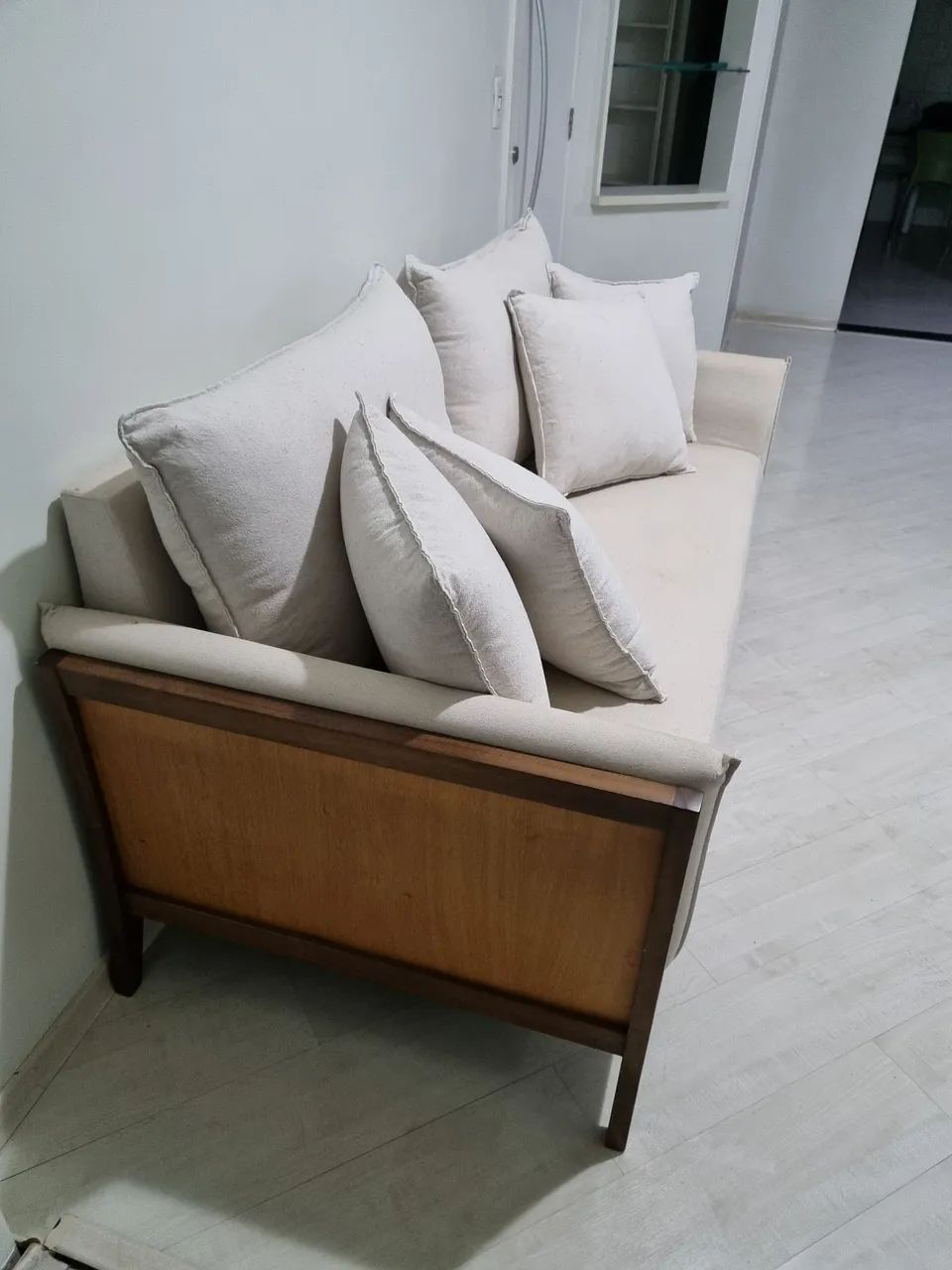 Sofá 3 Lugares em Linho + Madeira Maciça | 6 Almofadas | Lindo! - Foto 3