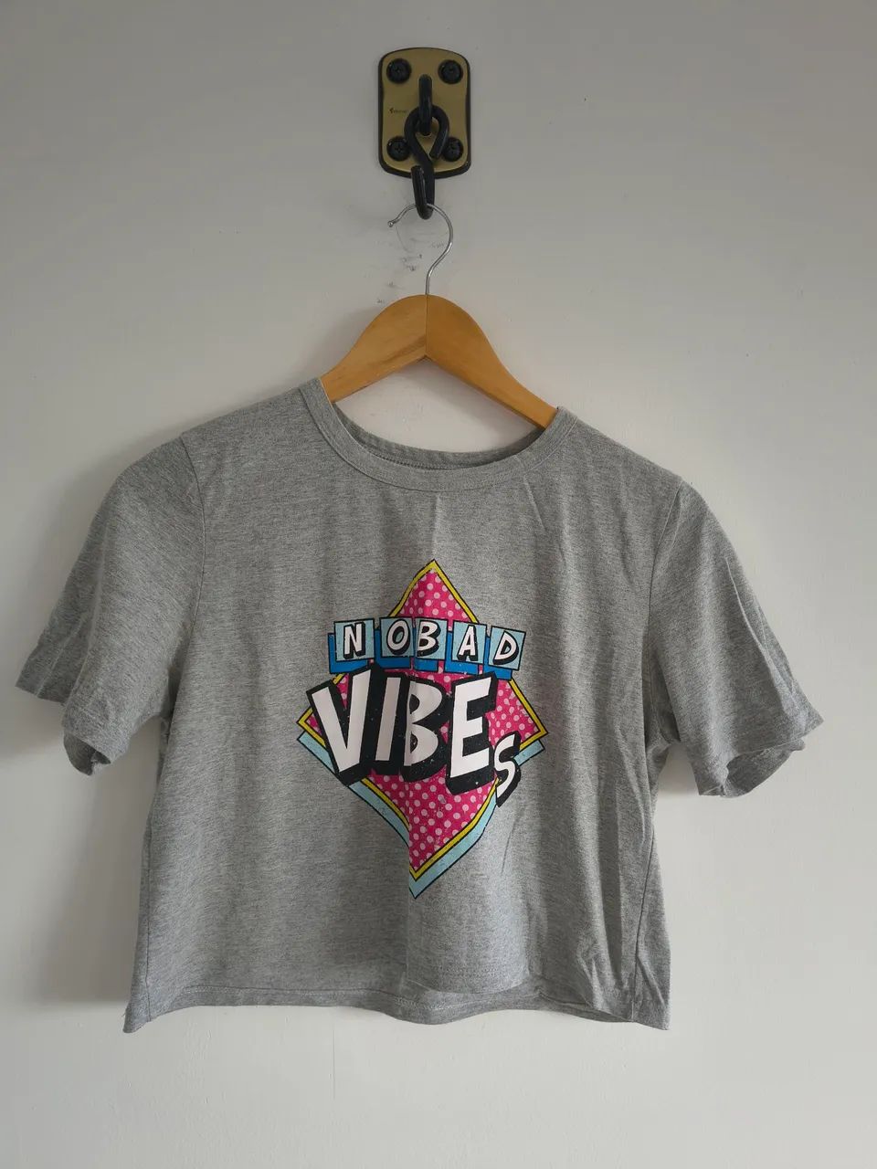 Blusa Cropped Cinza "No bad vibes" - Foto 2