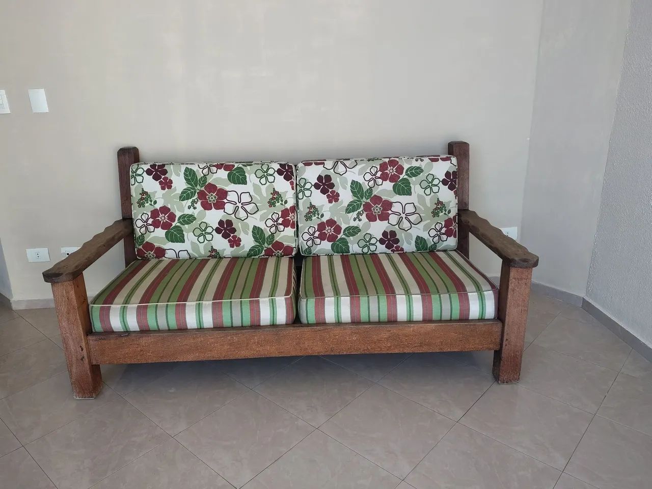 Lindo sofa de madeira 