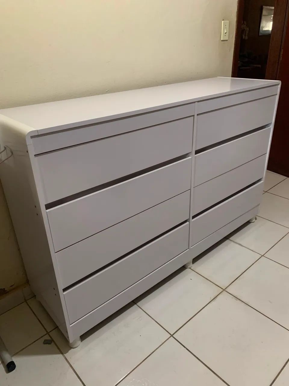 Comoda 8 gavetas 100 % Mdf com pés 