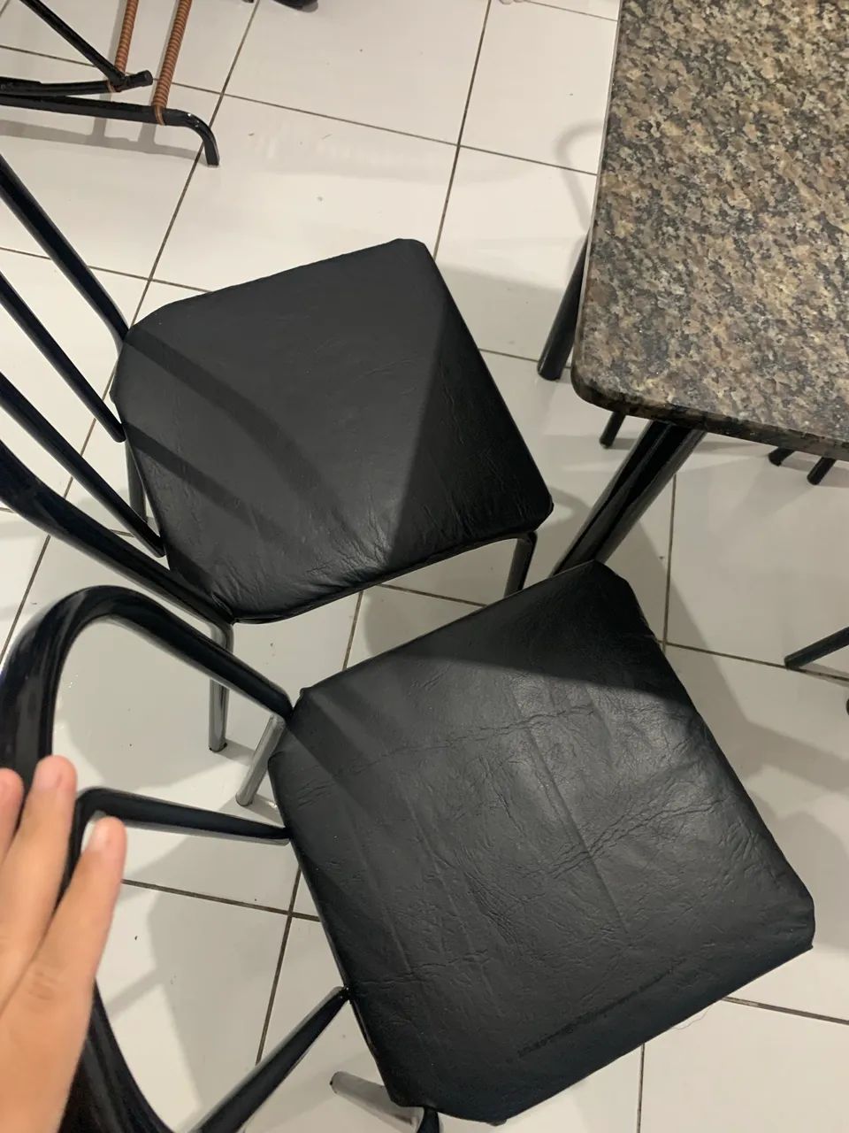 MESA COM 4 CADEIRAS - TAMPO DE MÁRMORE