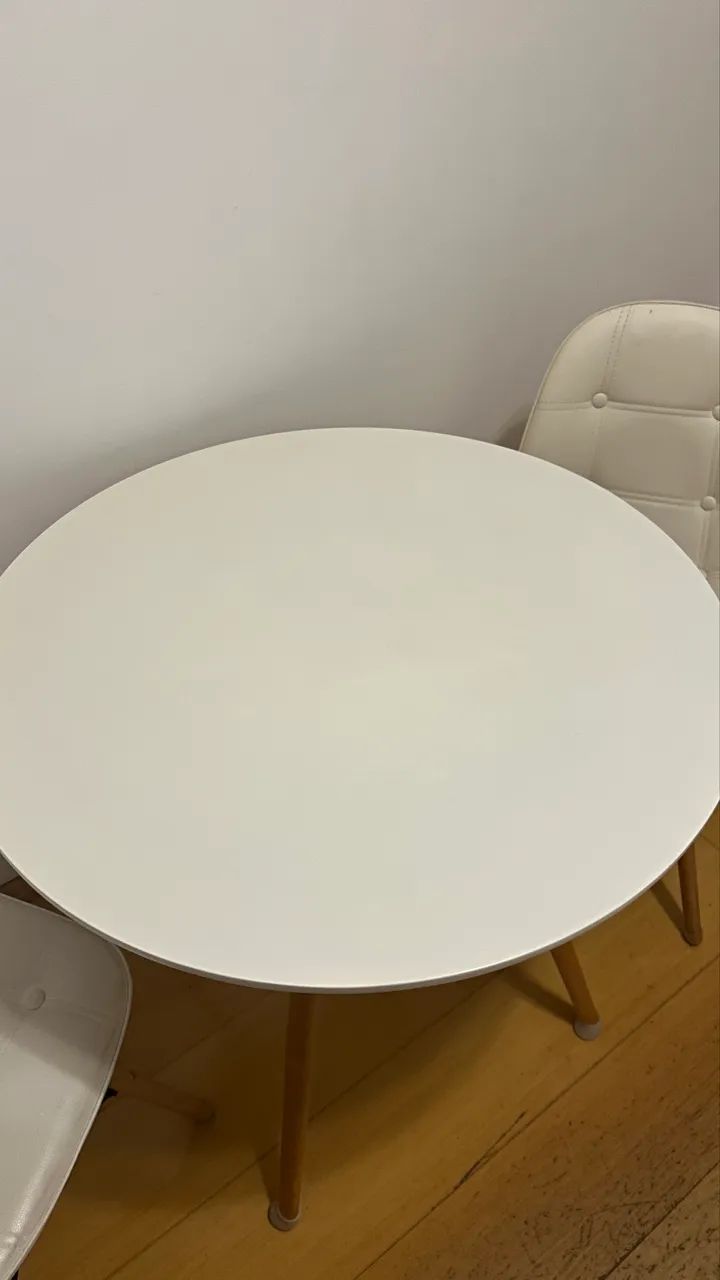 Conjunto branco Eiffel mesa redonda 90cm + 2 cadeiras - Foto 2