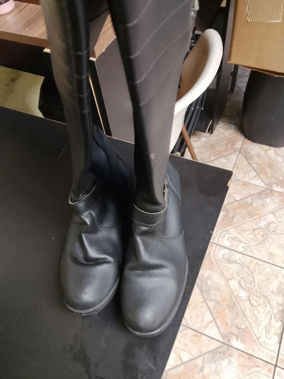 vende se um par de botas feminina - Foto 3