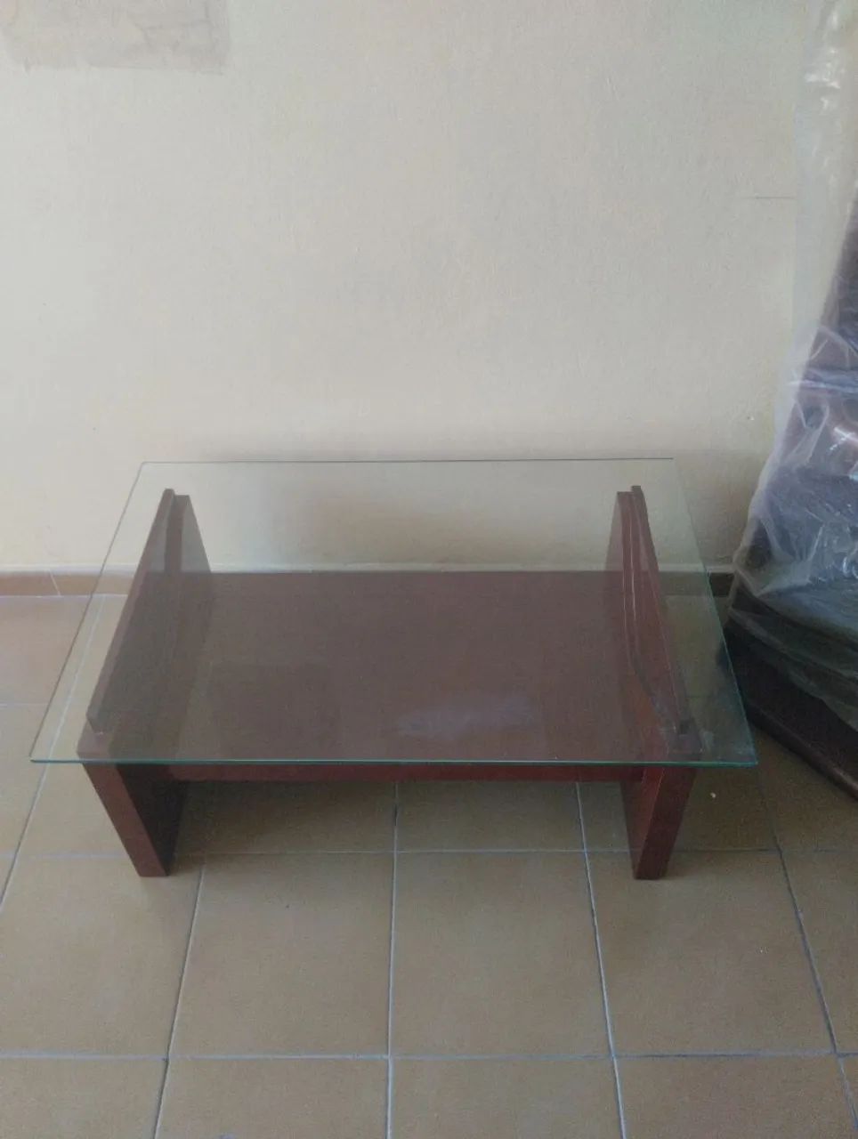 Mesa de centro com tampo de vidro  - Foto 2