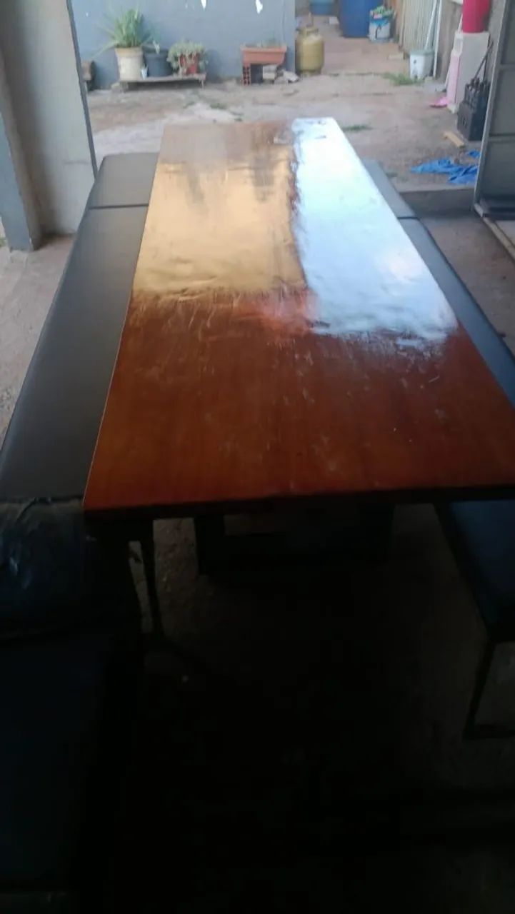 Mesa rústica 3,00 x 0,90 m com pés de ferro + bancos acolchoados - Foto 2