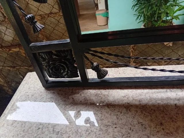 Maravilhoso aparador de ferro e mármore e espelho  - Foto 3