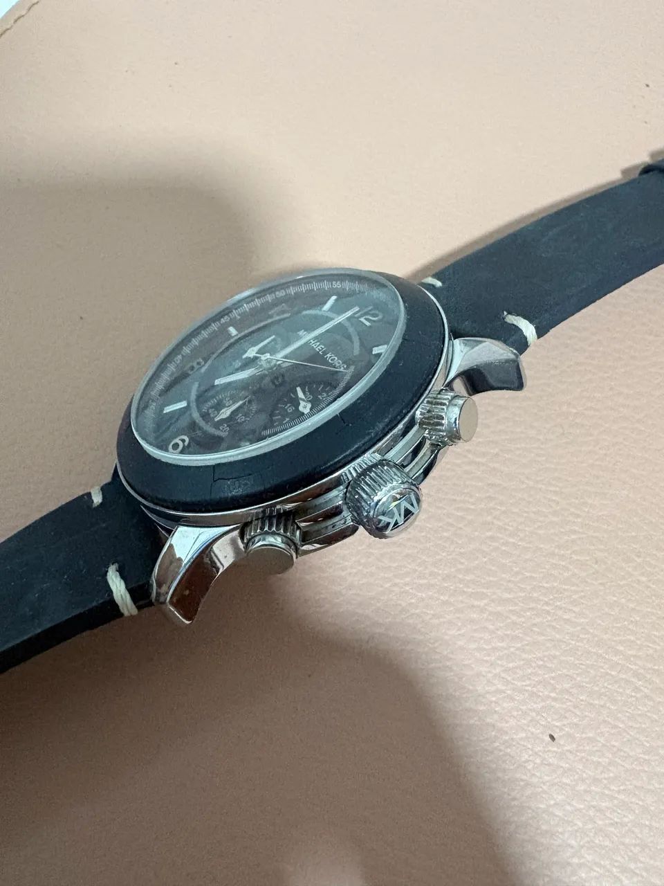 Relógio Michael Kors MK8107 com pulseira de couro preta - Foto 5