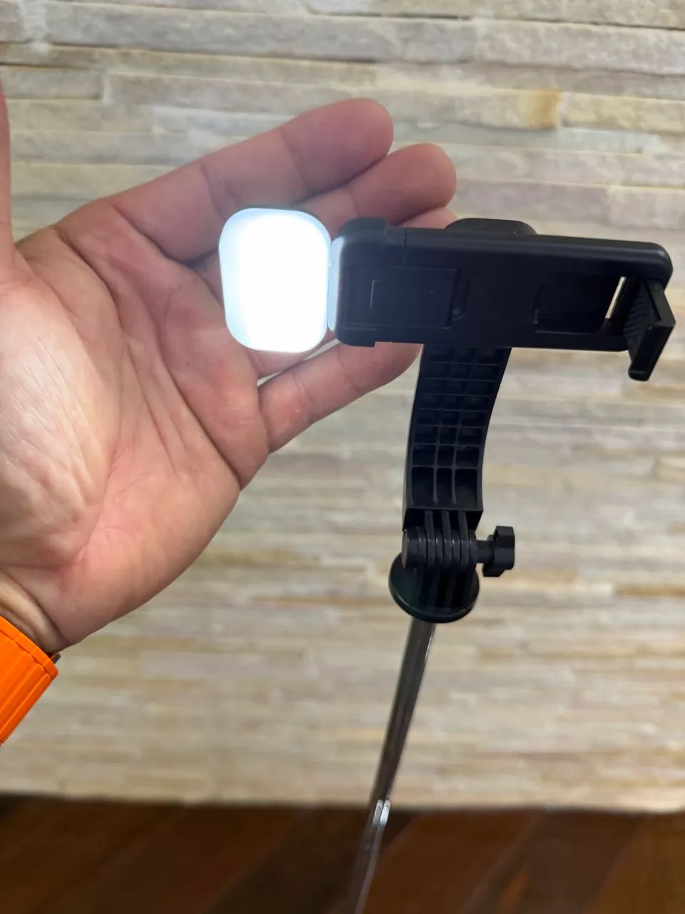 Bastão de Selfie com Tripé + Luz LED para Celular - Foto 2