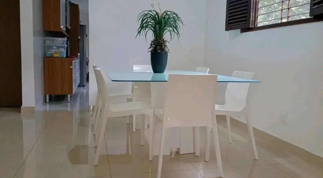 Mesa de Jantar 2,10m com Tampo de Vidro e Base Laqueada - Excelente Estado - Foto 2