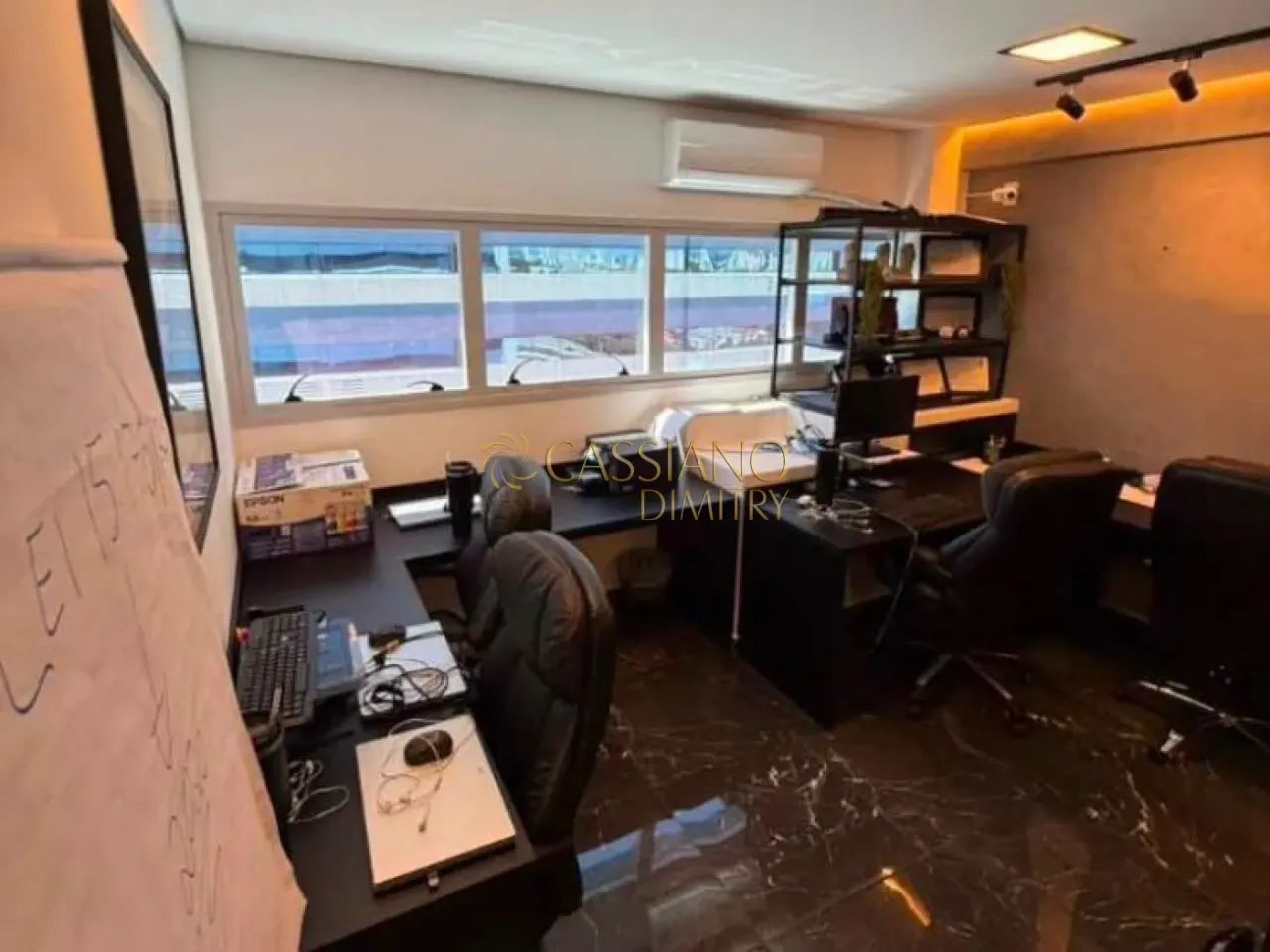 Sala comercial à venda de 36m² | 01 banheiro e 01 vaga de garagem | Edifício Centro Empres