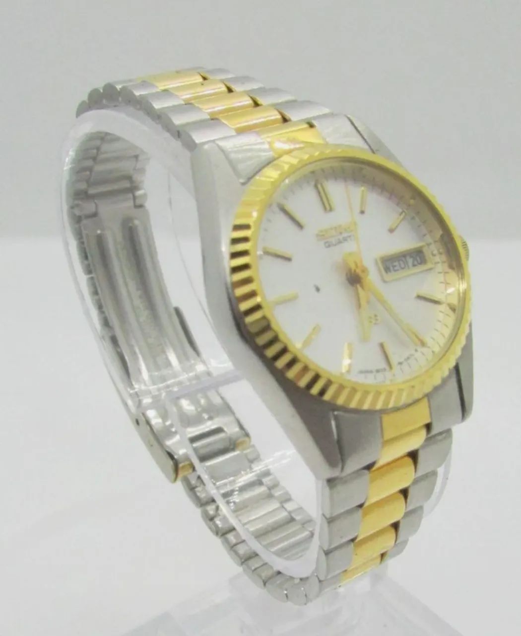 Relógio de pulso SEIKO bicolor prateado com mostrador, dia e data, quartzo, 24 mm - Foto 2