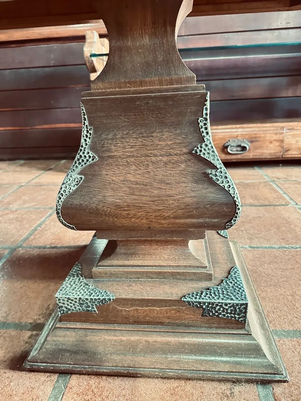 Mesa de madeira maciça com cadeiras  - Foto 3