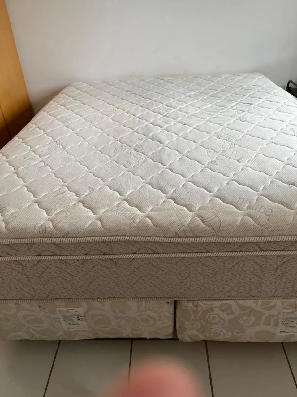 Cama box Queen  colchão ortobom mola ensacada com avarias no tecido 