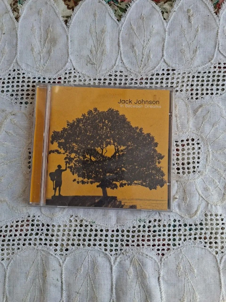 CD In Between Dreams do cantor Jack Johnson, lançado em 2005.