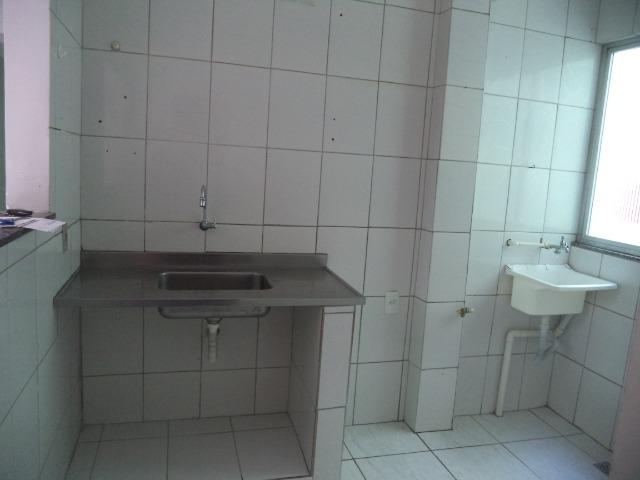 Otimo apto 2o andar reformado 2 qts rua principal cond barato doc ok - Foto 8