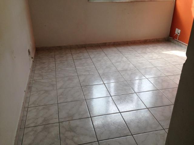 Otimo apto 2o andar reformado 2 qts rua principal cond barato doc ok - Foto 5