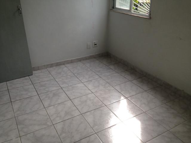 Otimo apto 2o andar reformado 2 qts rua principal cond barato doc ok - Foto 2
