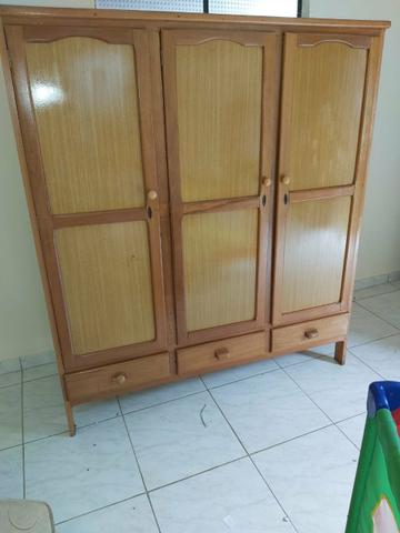 Guarda roupa todo madeira maciça - Foto 6