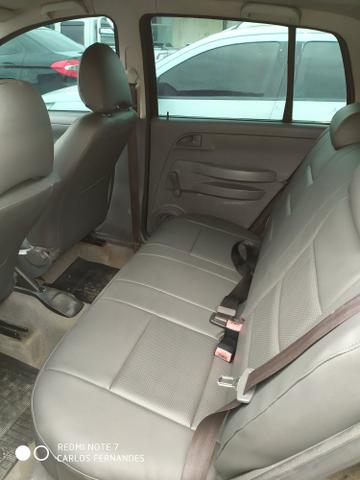 Vendo VW Fox 1.6 2005 4p Flex/GNV com ar/dh/trava - Foto 9
