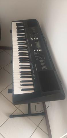 Teclado Yamaha Psr Ew300 Preto 76 teclas com fonte seminovo - Foto 2