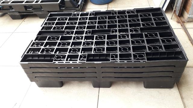 Pallets de plastico medidas Comp.1,14xLarg.0,75xAlt.0,15 R$25reais - Foto 2