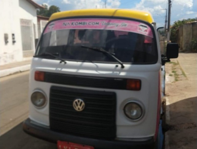 VENDE-SE UMA KOMBI
