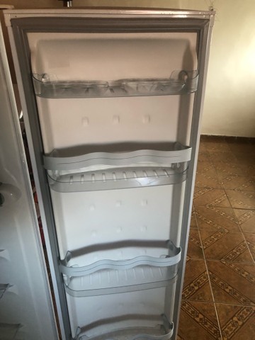 Vendo uma geladeira semi nova , em perfeito estado de conservação !!