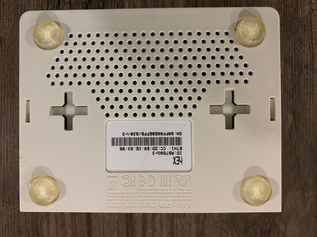 Roteador MikroTik RouterBOARD hEX RB750Gr3 branco e azul-turquesa 100V/240V - Foto 2