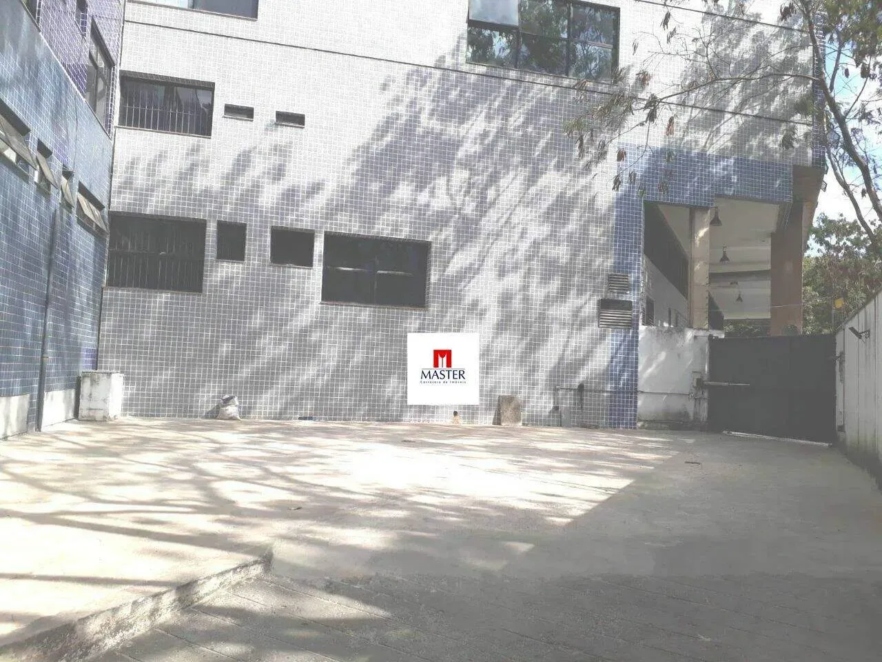 GARAGEM PARA 5 CARROS, PRÓXIMO A FACULDADE, RESTAURANTE E COMÉRCIO LOCAL. COMPRE E MONTE S