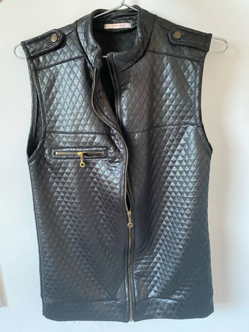 Colete Feminino de Material Sintético