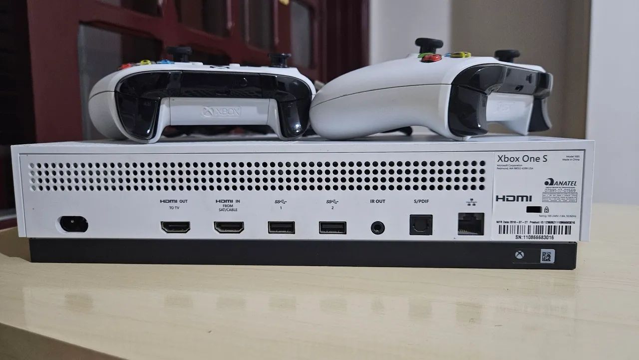 Xbox One S 1tb + 2 controles (originais Xbox) + cabo HDMI + fonte - Foto 3