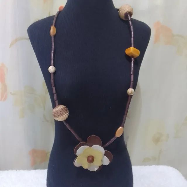 Colar artesanal biju com flor
