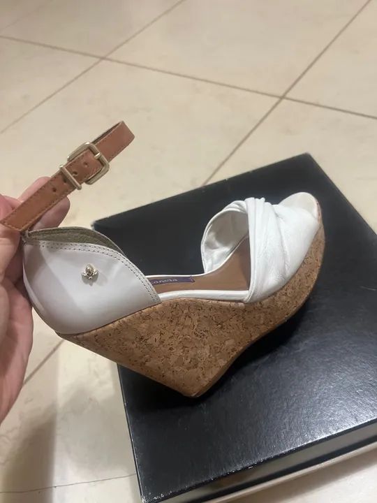 Sandália plataforma branca Cravo & Canela 36