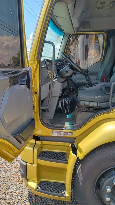 Caminhão Volvo VM 260 6X2R Leito 2011 - Foto 4