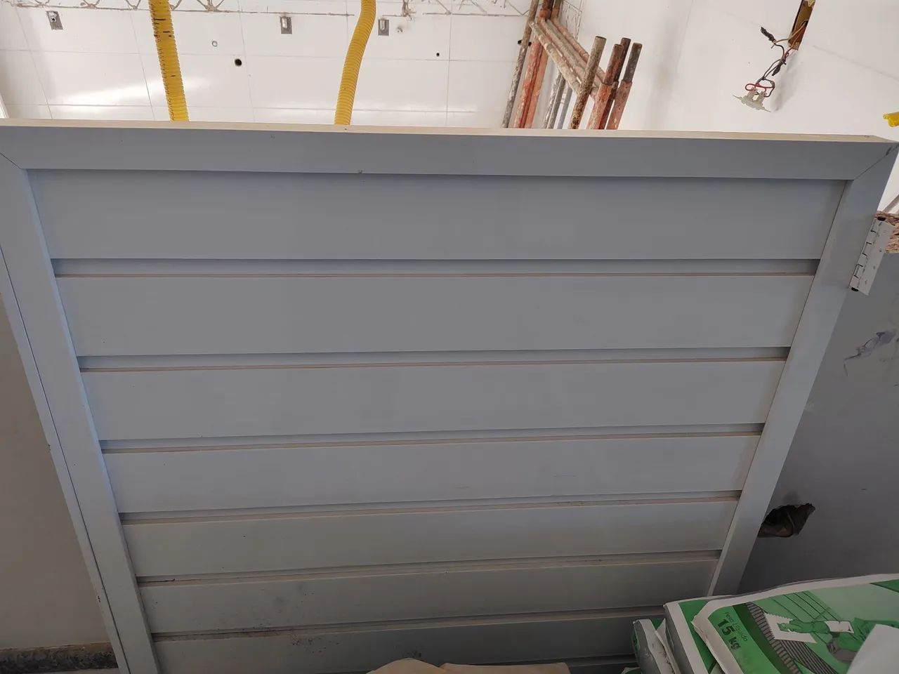 Portão l de alumínio branco perfeito estado - Foto 2