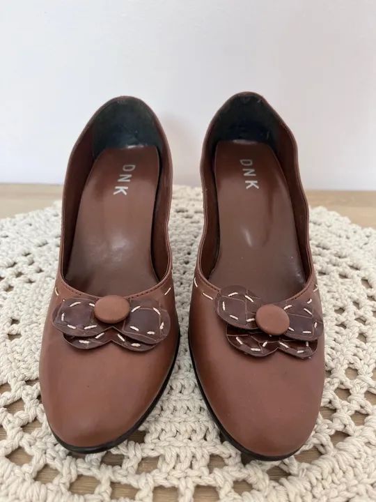 Sapatos marrom com detalhe de flor - Foto 4