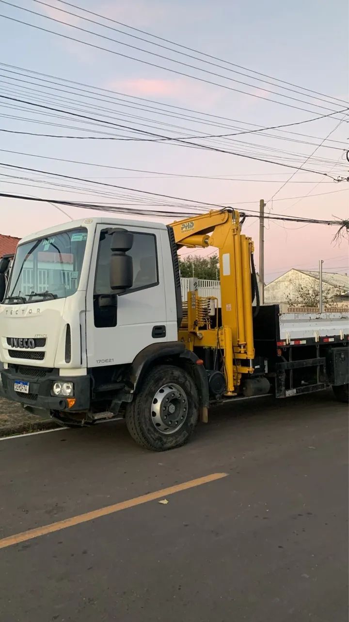 Caminhão Munck IVECO TECTOR 170E munck PHD 12005 - Foto 2
