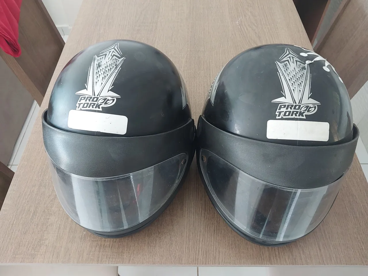 Dois Capacetes Pro Tork por R$ 100.