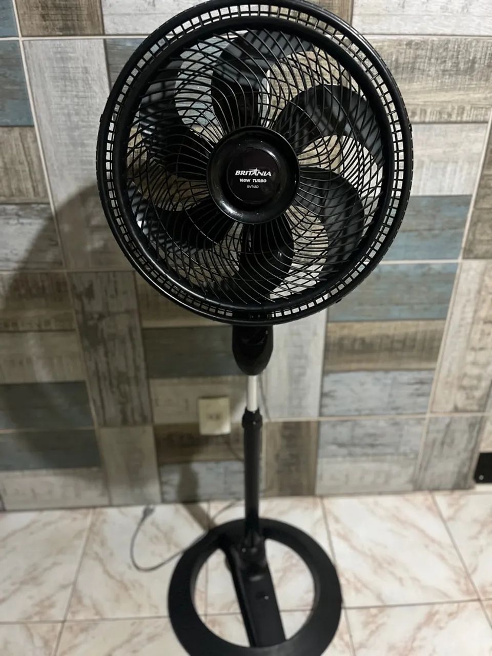 Ventilador de coluna Britânia 160W Turbo