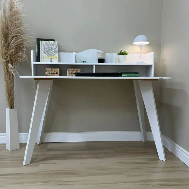 "Elegância Retrô em Oferta: Escrivaninha Sofia com Nichos, 100% MDF"