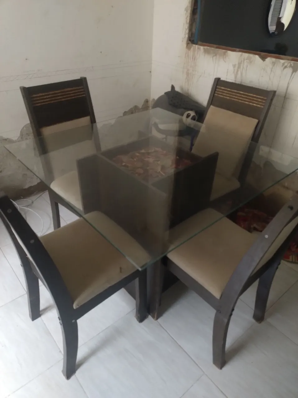 Mesa de Jantar com 4 Cadeiras - Elegância e Conforto