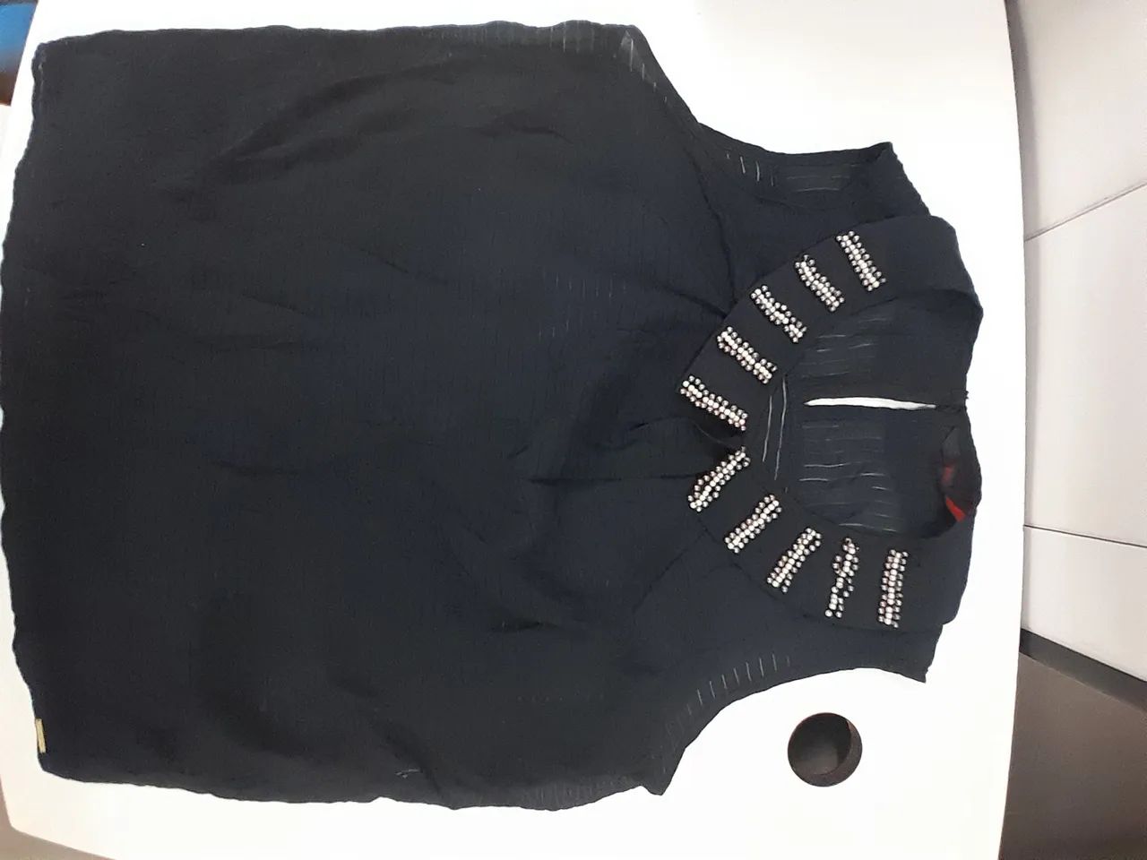 Blusa preta com detalhes em pedraria