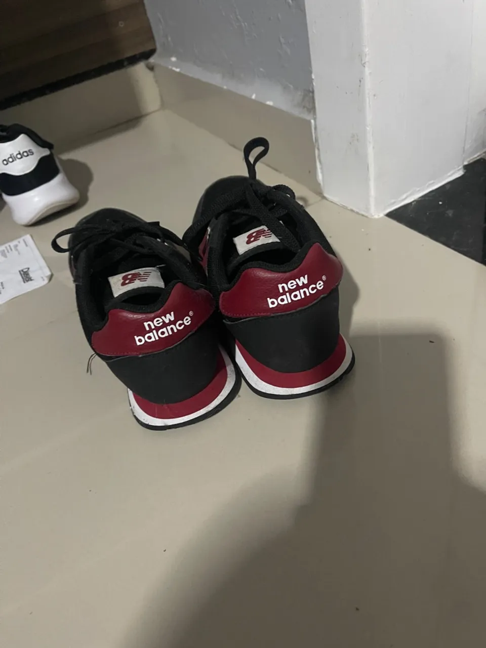 Tênis New Balance Preto com Detalhes Vermelhos