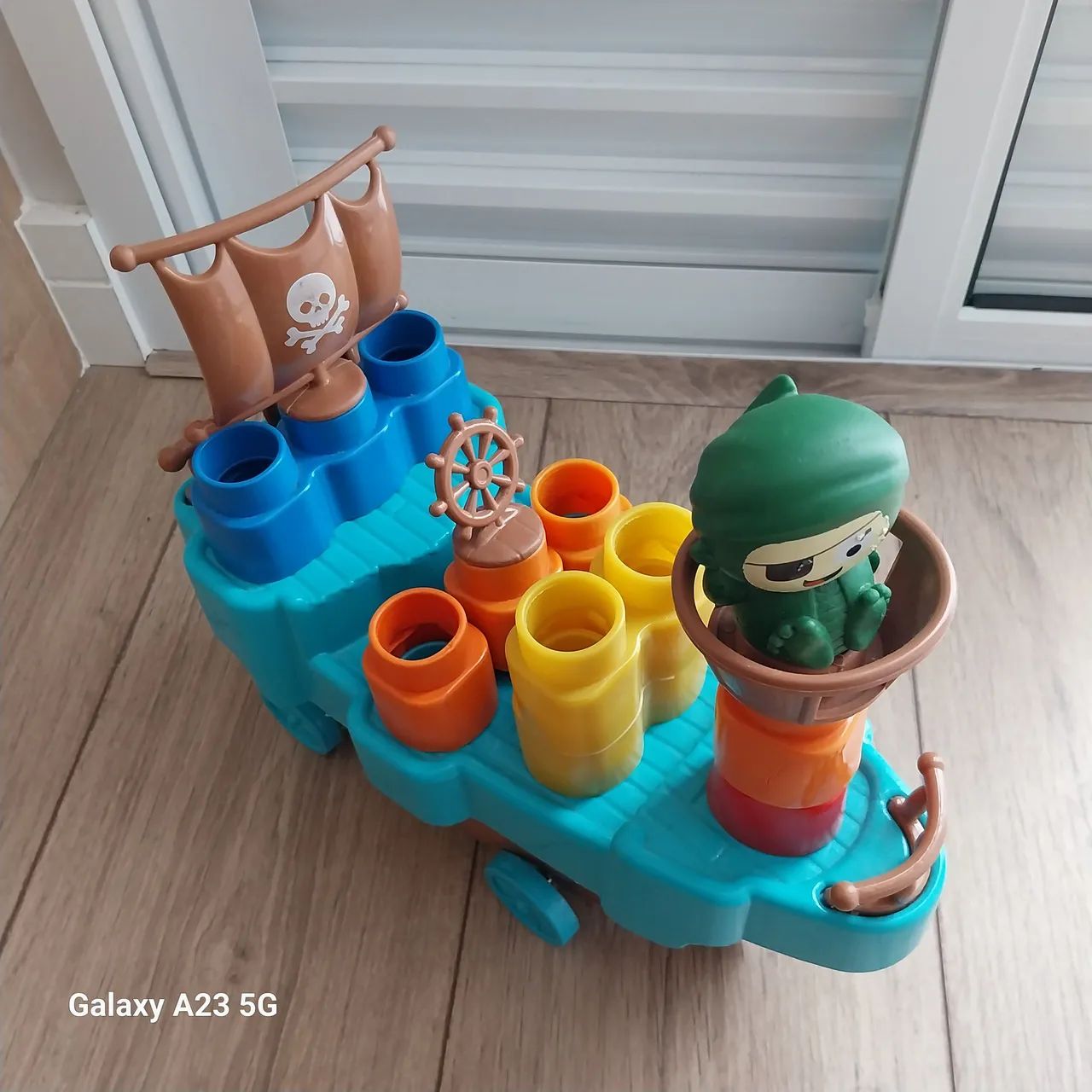 Brinquedo barco com 12 peças de encaixar