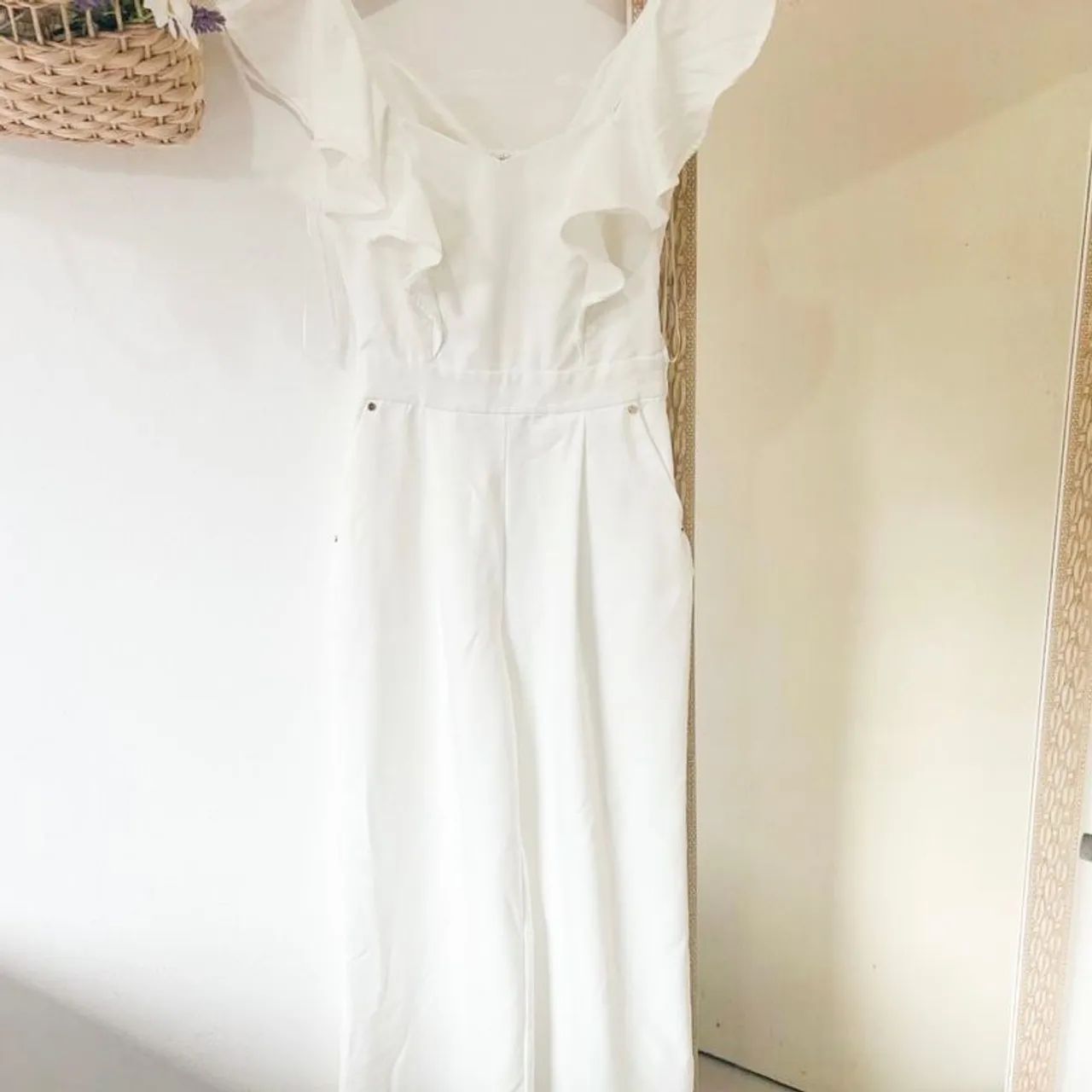 Macacão Branco com Decote em Renda - Foto 4