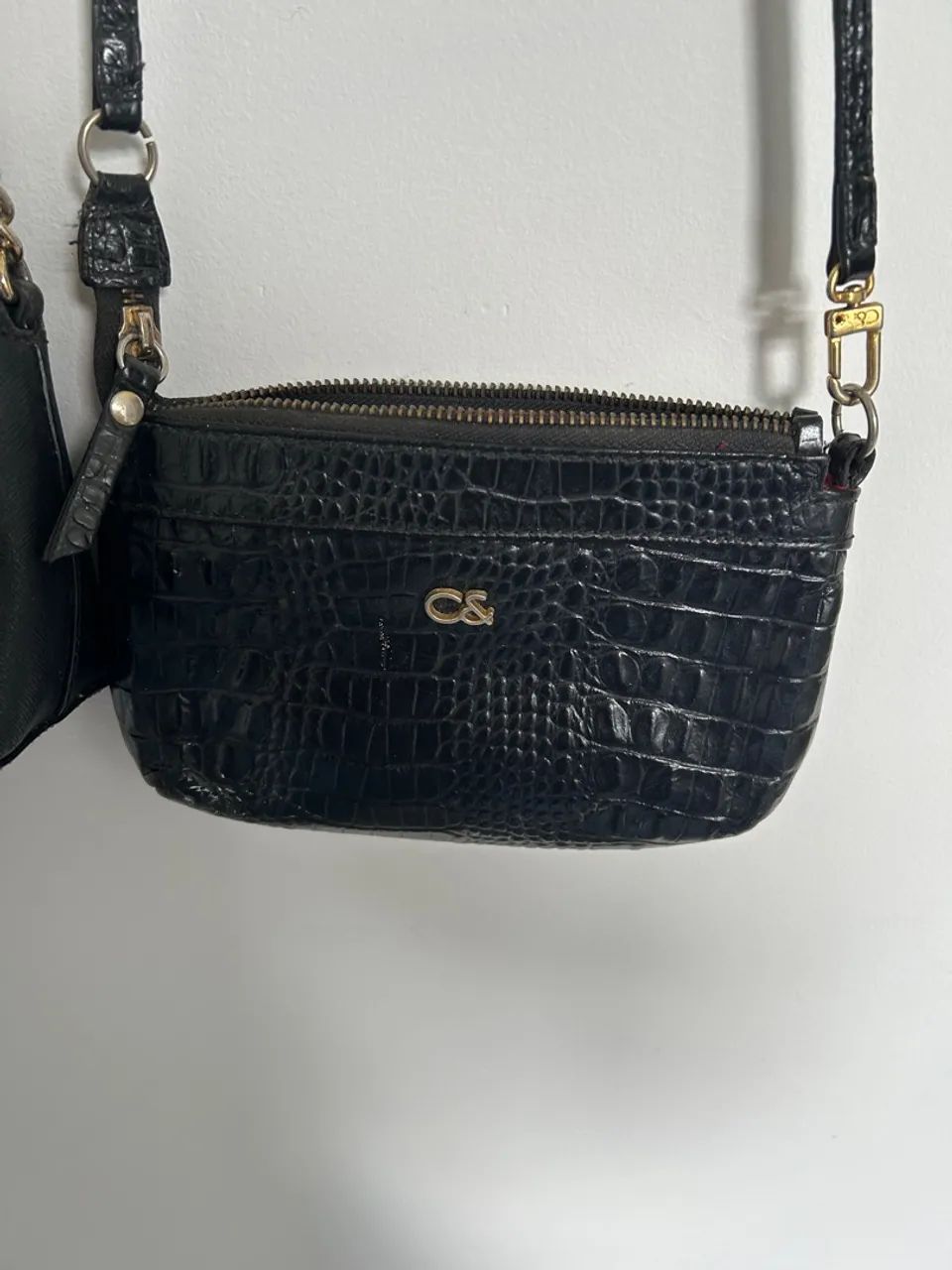 Bolsa de ombro preta com textura croco de couro 