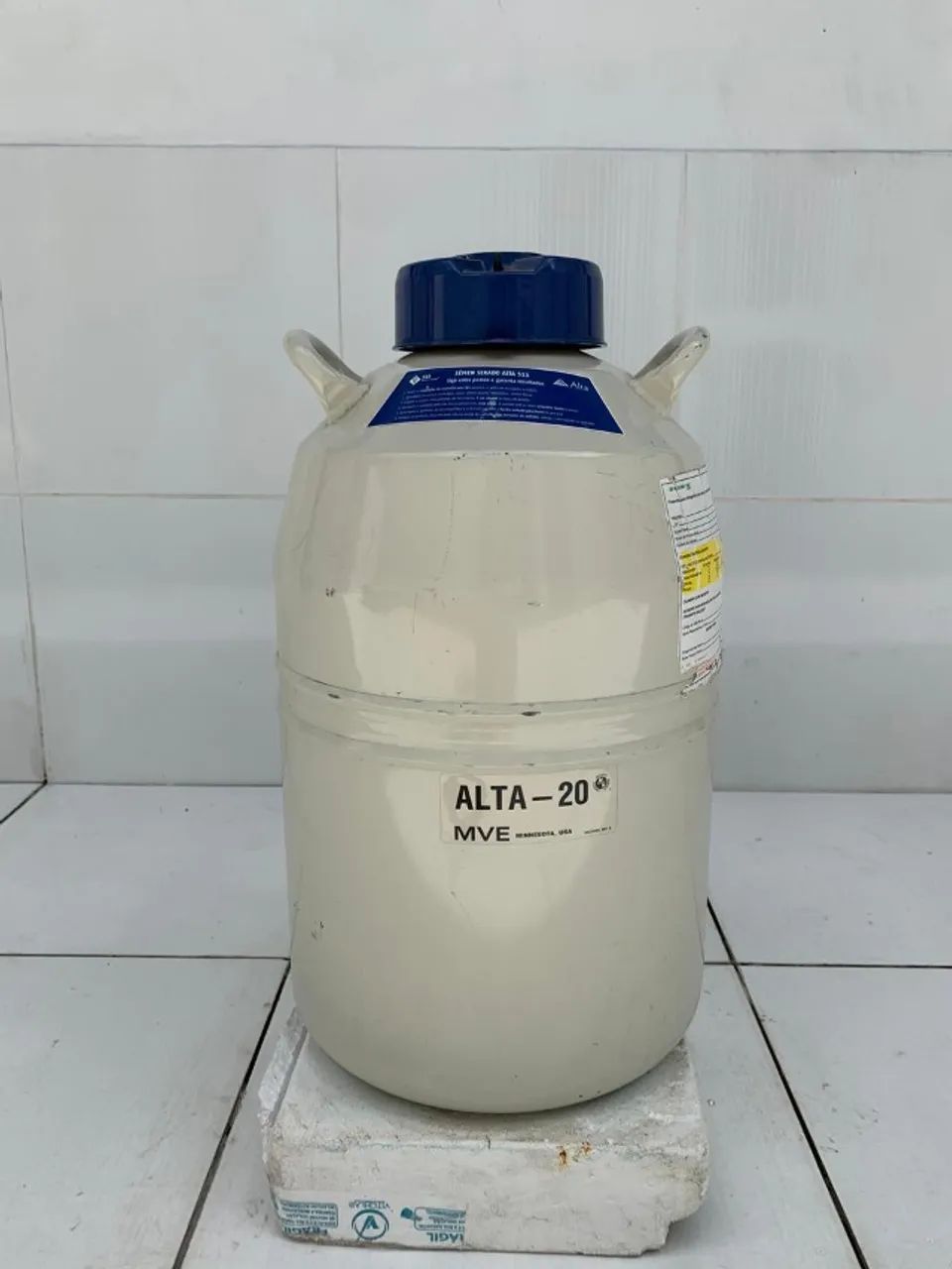 Botijão de Nitrogênio Liquido para Inseminação Artificial e outras Biotecnologias - Foto 4