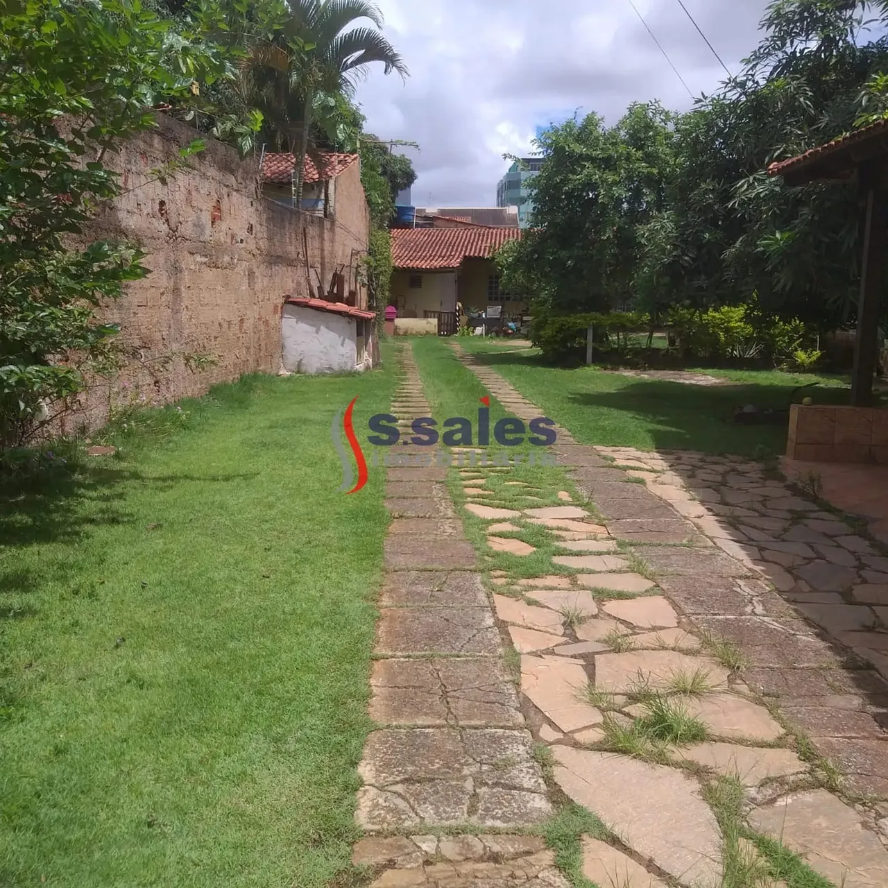 S.Sales imobiliária vende: LOTE DE 800M² COM CASA PRINCIPAL E MAIS 5 CASAS TODAS ALUGADAS.