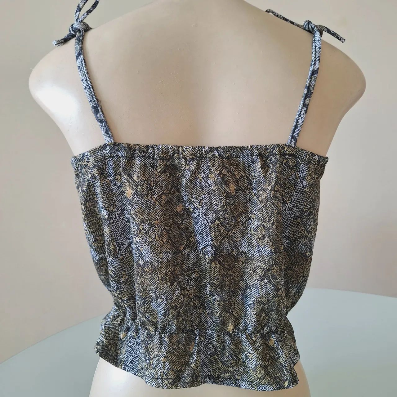 Blusa cropped  estampa animal print NOVO  - Foto 2
